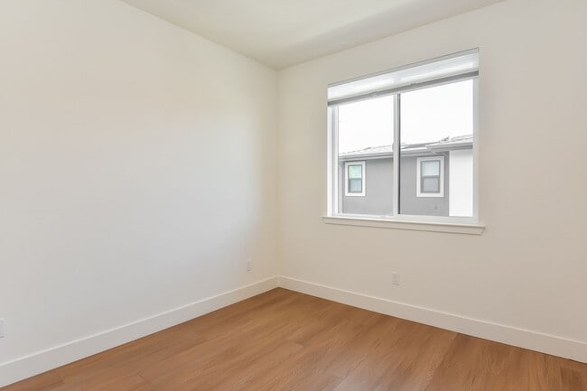 Building Photo - New Luxury Townhome with 2-Car Garage | Minutes to Downtown Redwood City & Tech Campuses