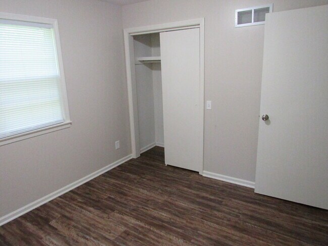 Building Photo - Updated Duplex in Pleasant Valley!