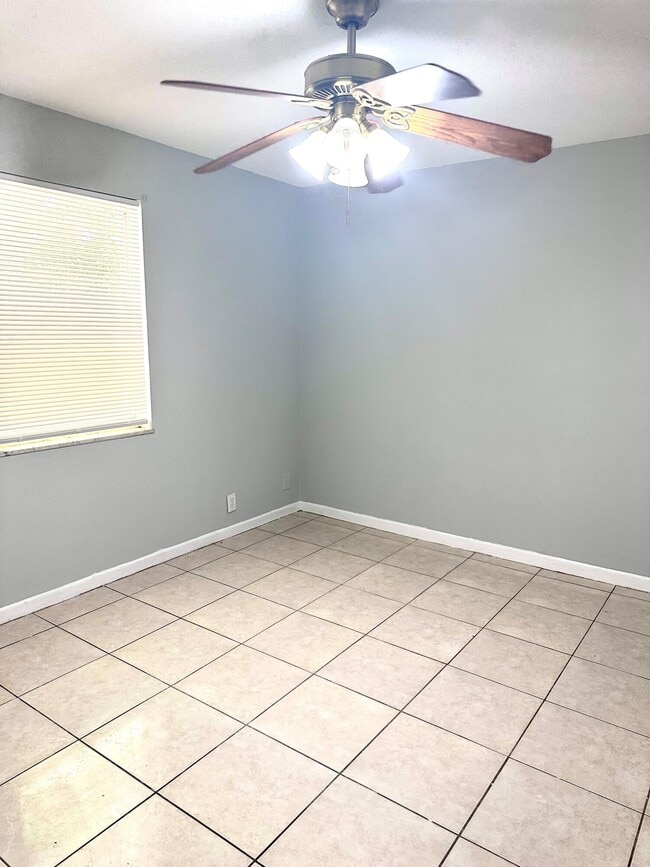 Building Photo - 9326 Sunrise Dr