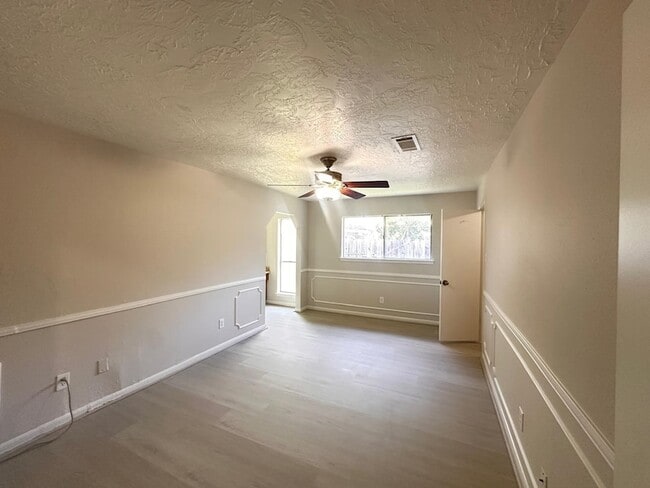 Building Photo - 219 Kings Ct
