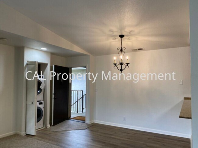 Building Photo - 2 bedroom 2 bathroom condo on North Salina...