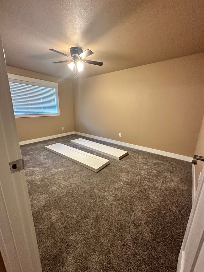 Building Photo - 3 Bedroom Home For Rent