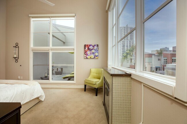 Building Photo - Modern Townhome Living in the Heart of Dow...