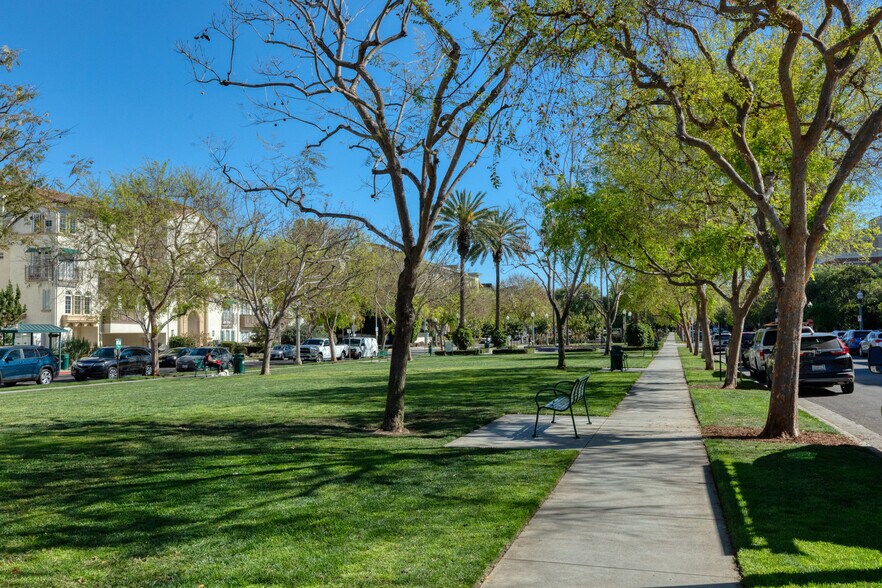 Building Photo - 5710 Crescent Prk E