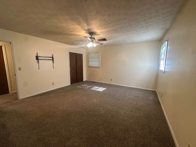 Building Photo - Charming 3 Bedroom, 2 Bathroom Home in Lenlock!