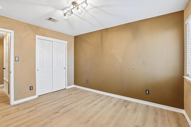 Building Photo - 2656 Bradley Ln
