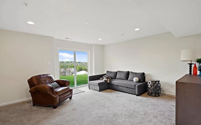 Building Photo - Beautifully maintained SFH in convenient F...