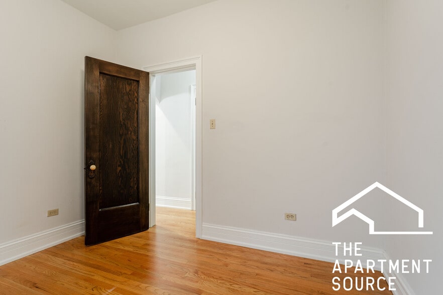 Building Photo - 652 W Buckingham Pl