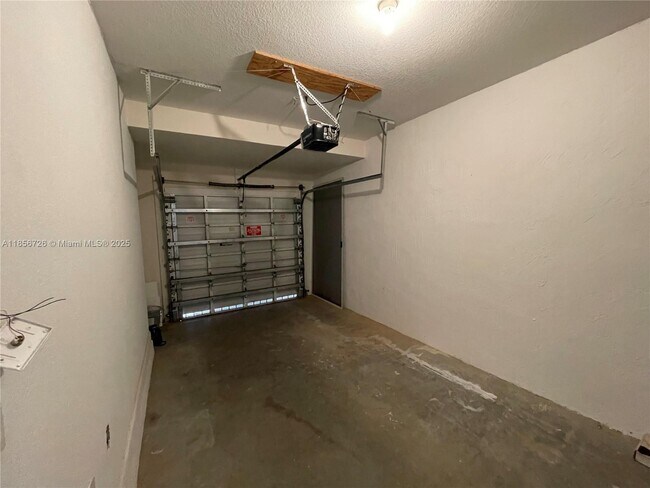Building Photo - 968 NE 41st Pl