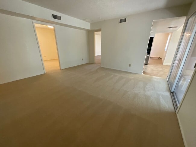 Building Photo - Great Northwest location Magee & La Canada