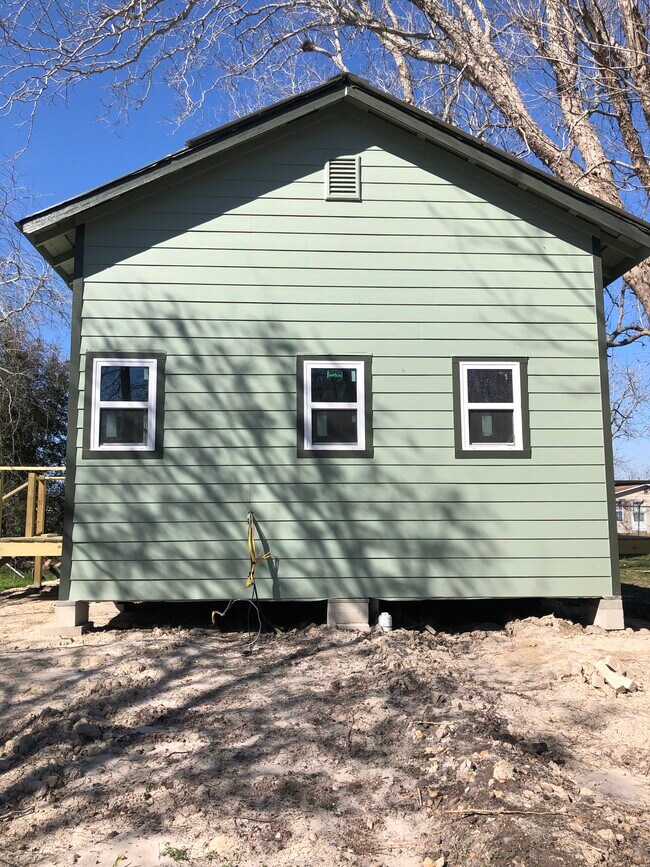 Building Photo - 112 E Scott St