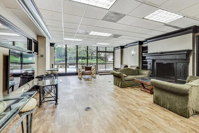 Building Photo - 10 E Ontario St