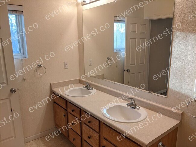 Building Photo - 5440 N Bryant St