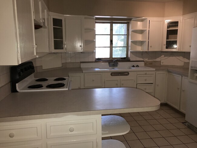 Building Photo - 3 bed home in historic area for rent near the Paseo district, on Hudson between NW 23rd and NW 36th.