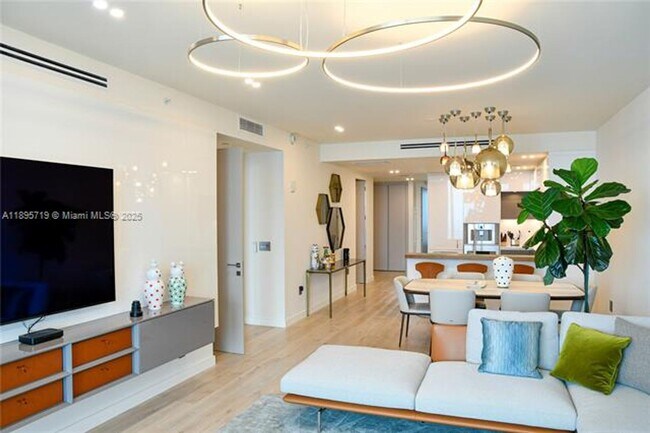 Building Photo - 15701 Collins Ave