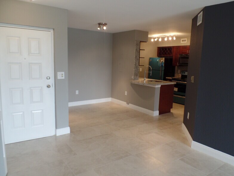 Building Photo - 2820 N Oakland Forest Dr