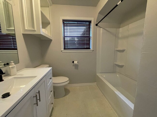 Building Photo - Edmond Rental