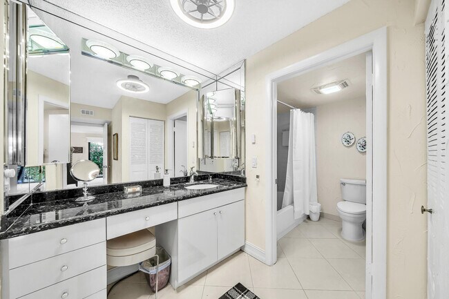 Building Photo - 9285 Vista del Lago