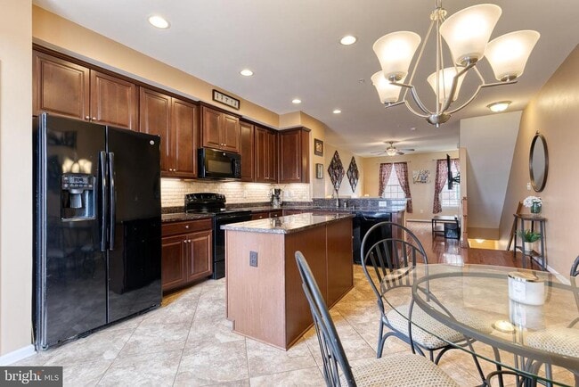 Building Photo - 904 S Macon St.