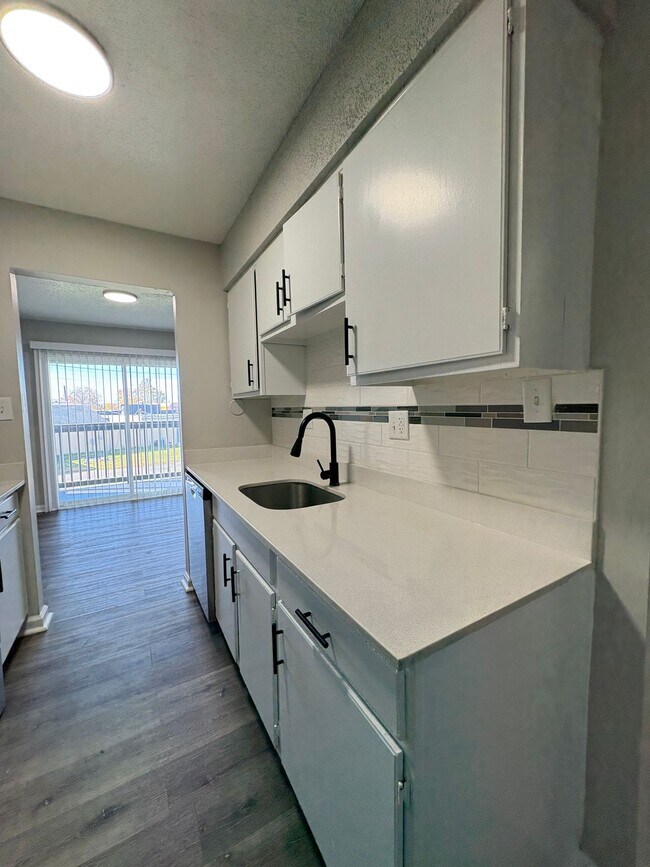 Building Photo - Remington On Rockville Living