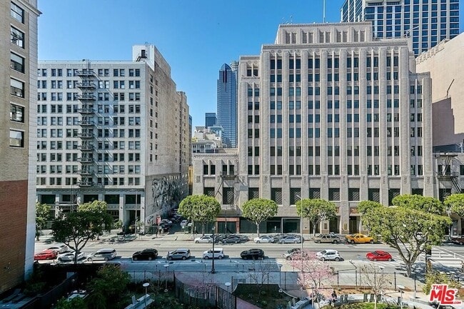 Building Photo - 460 S Spring St