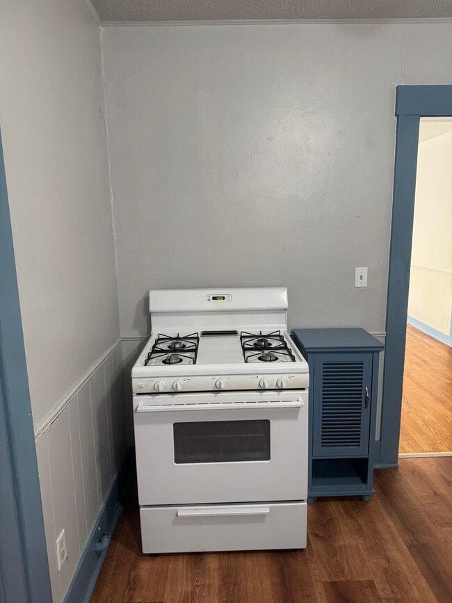 Building Photo - Adorable 2/1 !!! walking distance to the e...