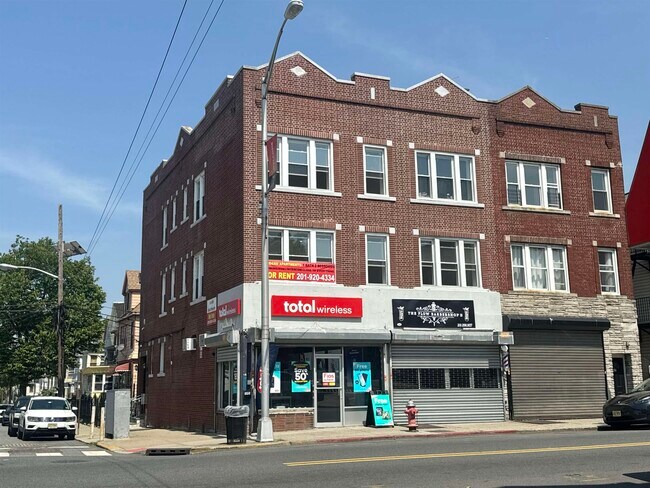 Building Photo - 565 West Side Ave