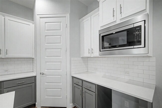 Building Photo - 911 W 35th St