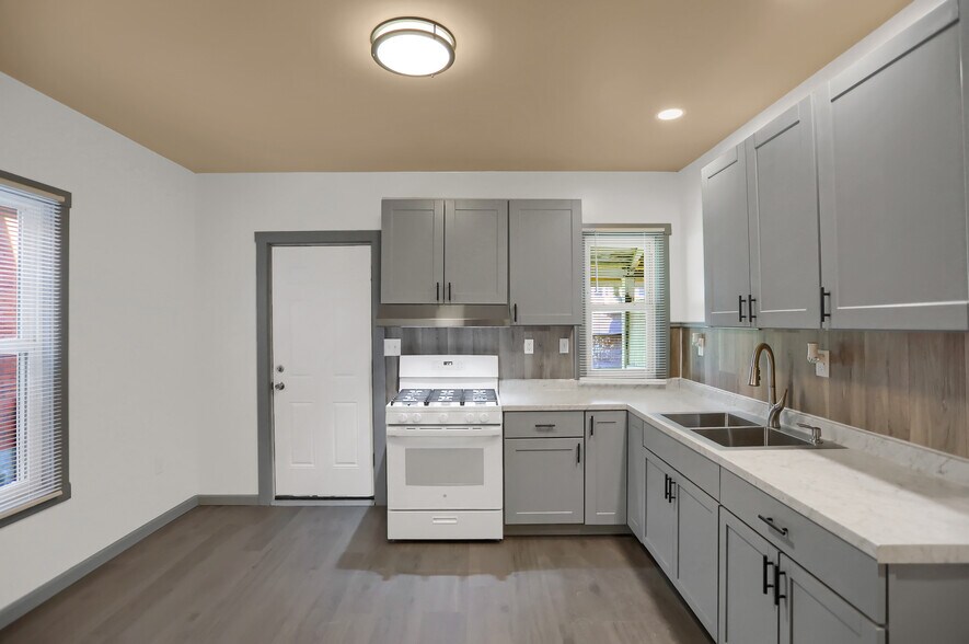 Kitchen - 844 Memorial Ave