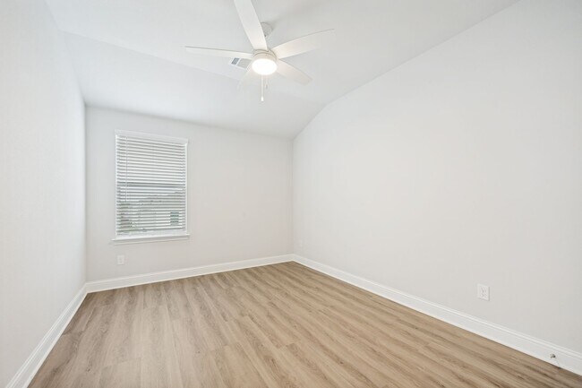 Building Photo - Modern 3 Bedroom, 2.5 Bath Townhome in a Gated Community for Lease!