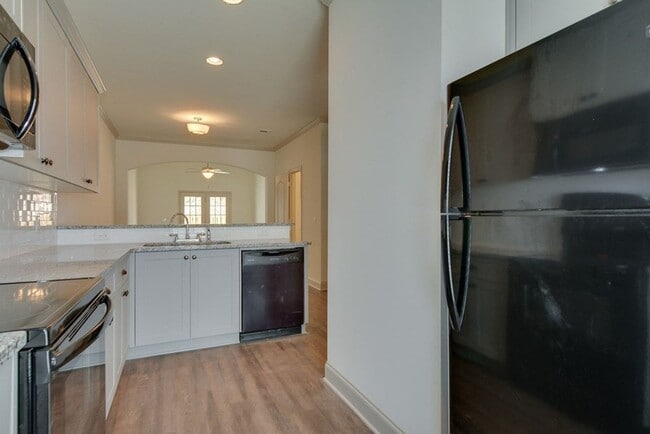 Building Photo - Beautiful End Unit Townhouse