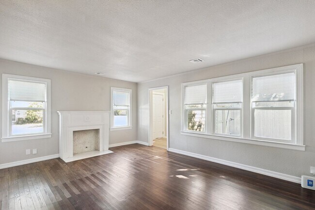 Building Photo - 3/1.5 Near TU Available Now!