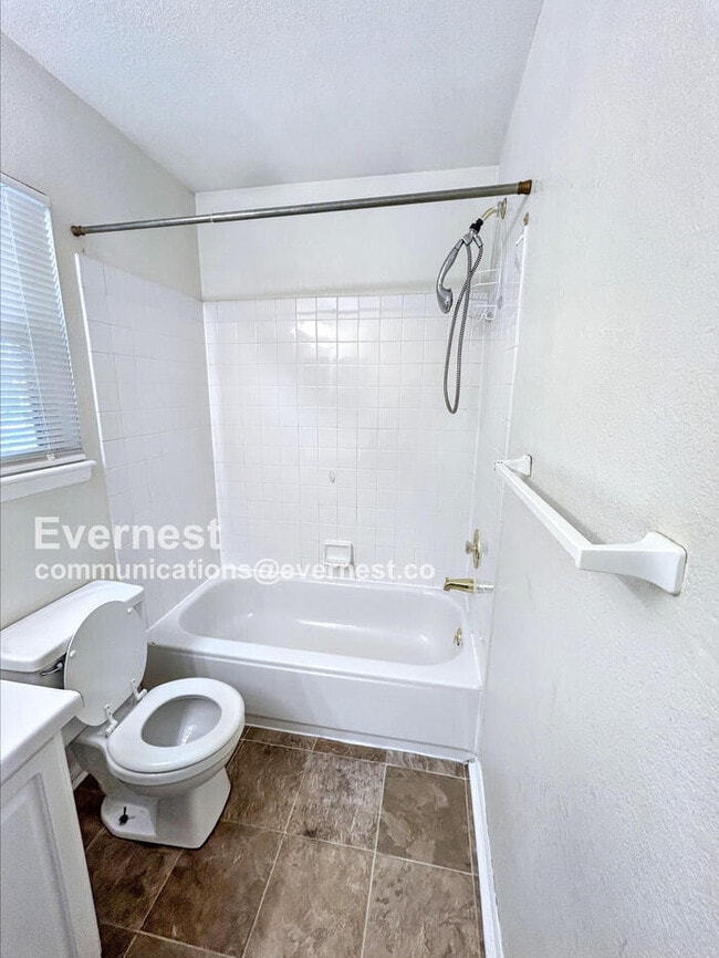 Building Photo - 3 Bed, 2 Bath Home with Fenced Yard & Garage / Available Soon!