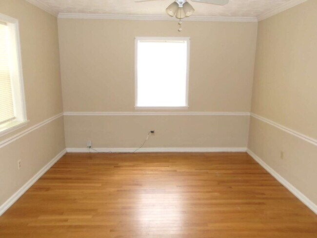 Building Photo - Charming & Updated Home Ready for Move-In