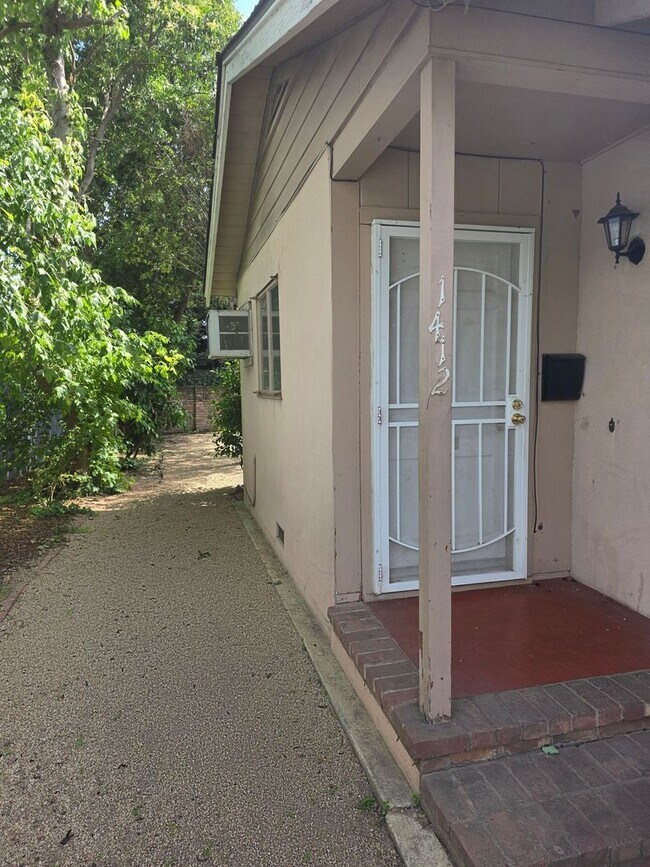 Building Photo - Quaint 2 Bedroom Duplex