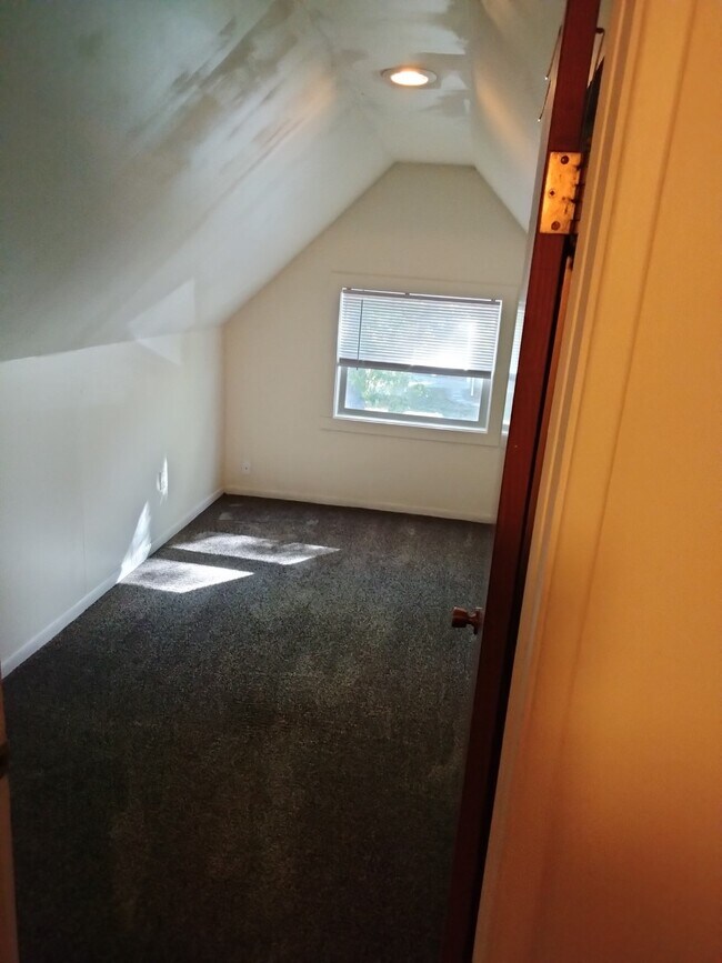 bedroom #4--upstairs - 415 S 5th Ave