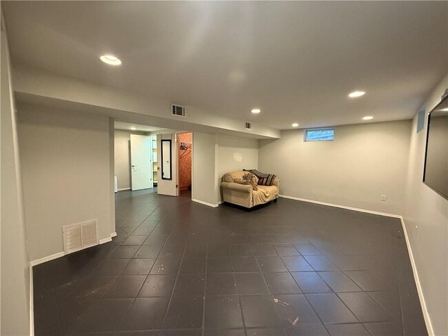 Building Photo - 9695 N Pond Cir