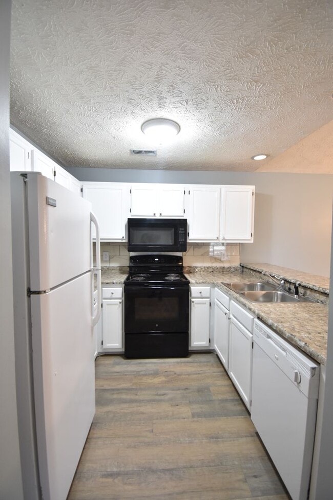 Building Photo - Coming Soon! 2 Bedroom and 2 Bath Condo (No Pets)