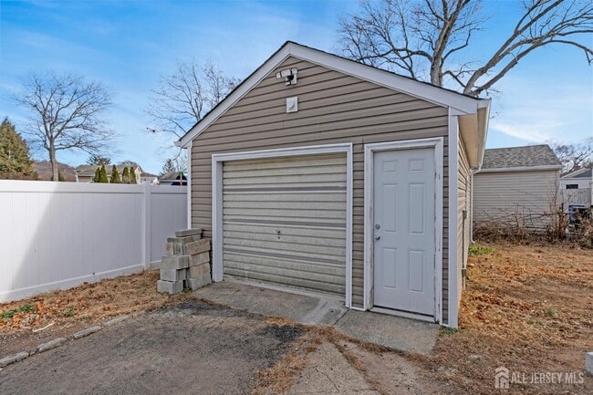 Building Photo - 20 Louis Ave