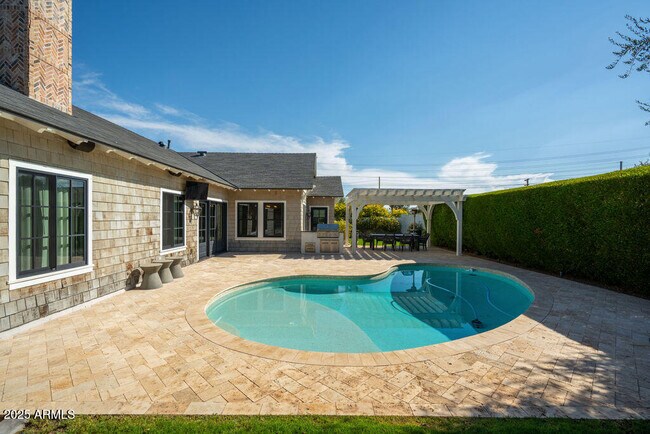 Building Photo - 5838 E Calle Del Paisano