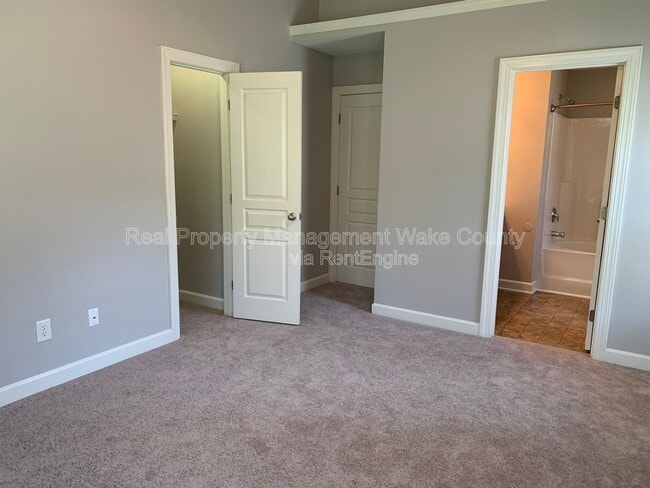 Building Photo - 8025 Goldenrain Way