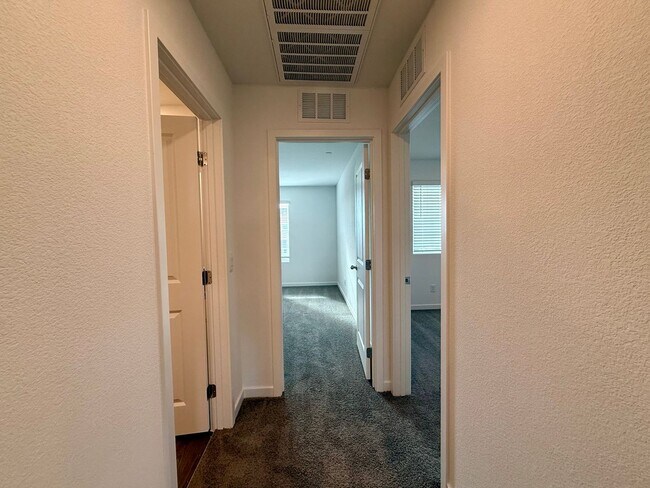 Building Photo - BRAND NEW 3 BED 2.5 BATH 2 CAR GARAGE TOWNHOUSE W/ LOFT IN CADENCE COMMUNITY