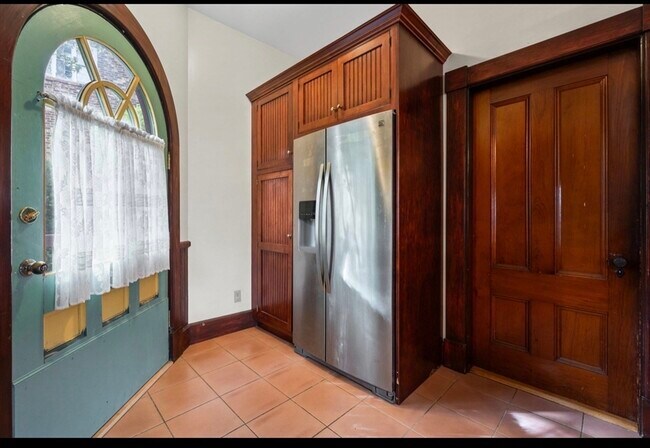 Building Photo - 118 Elm St