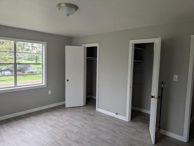 Building Photo - 327 Primrose Rd