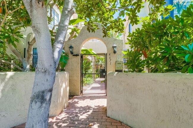 Building Photo - Stunning 2 bed 2 bath top floor condo in gated community with 2 covered parking spaces!