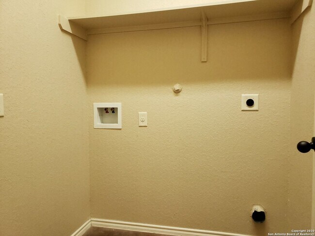 Building Photo - Spacious & Stylish Duplex in New Braunfels!