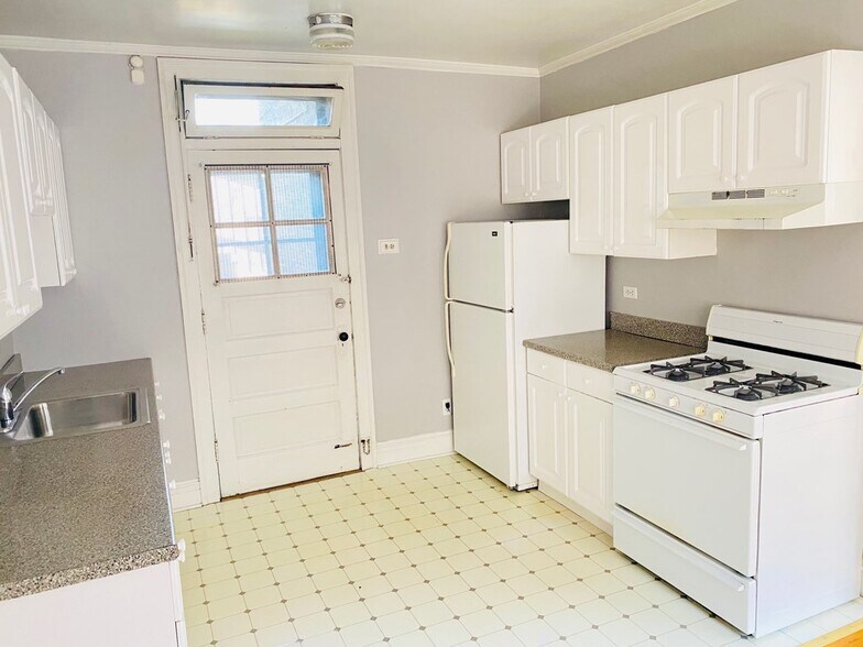 Building Photo - 1335 W Carmen Ave