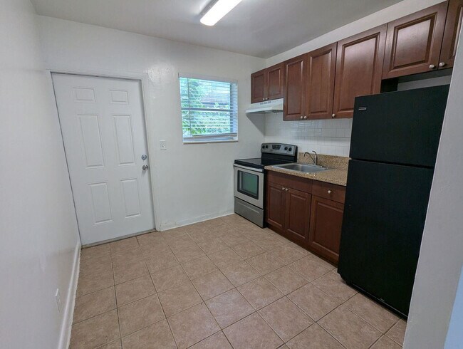 Building Photo - 107 SW 18th Ave