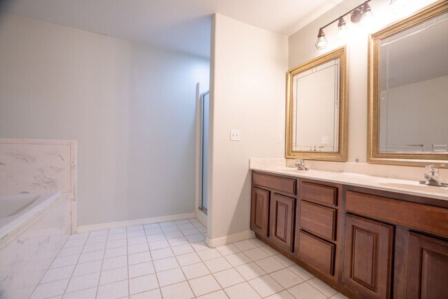 Building Photo - 3 bed 2 Bath townhome in a great location