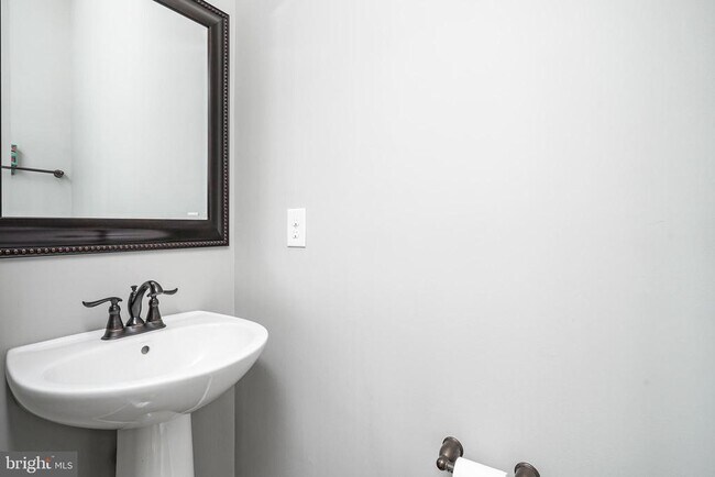 Building Photo - 1048 Regency Pl